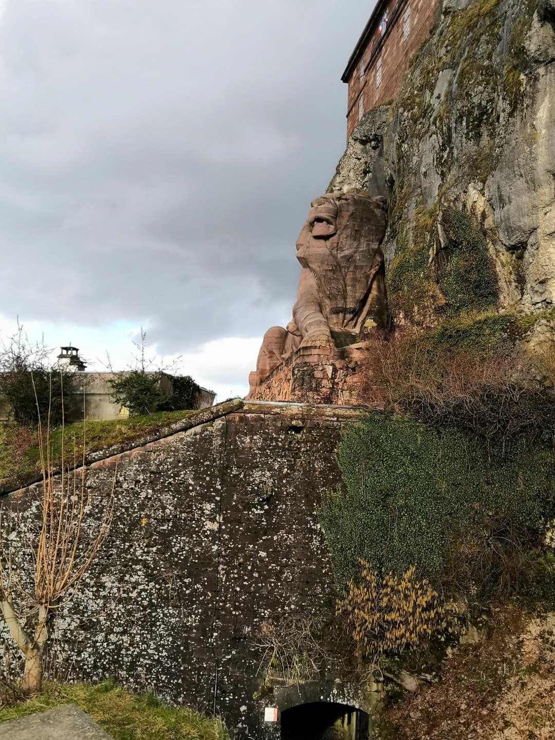 En approche du lion de Bartholdi