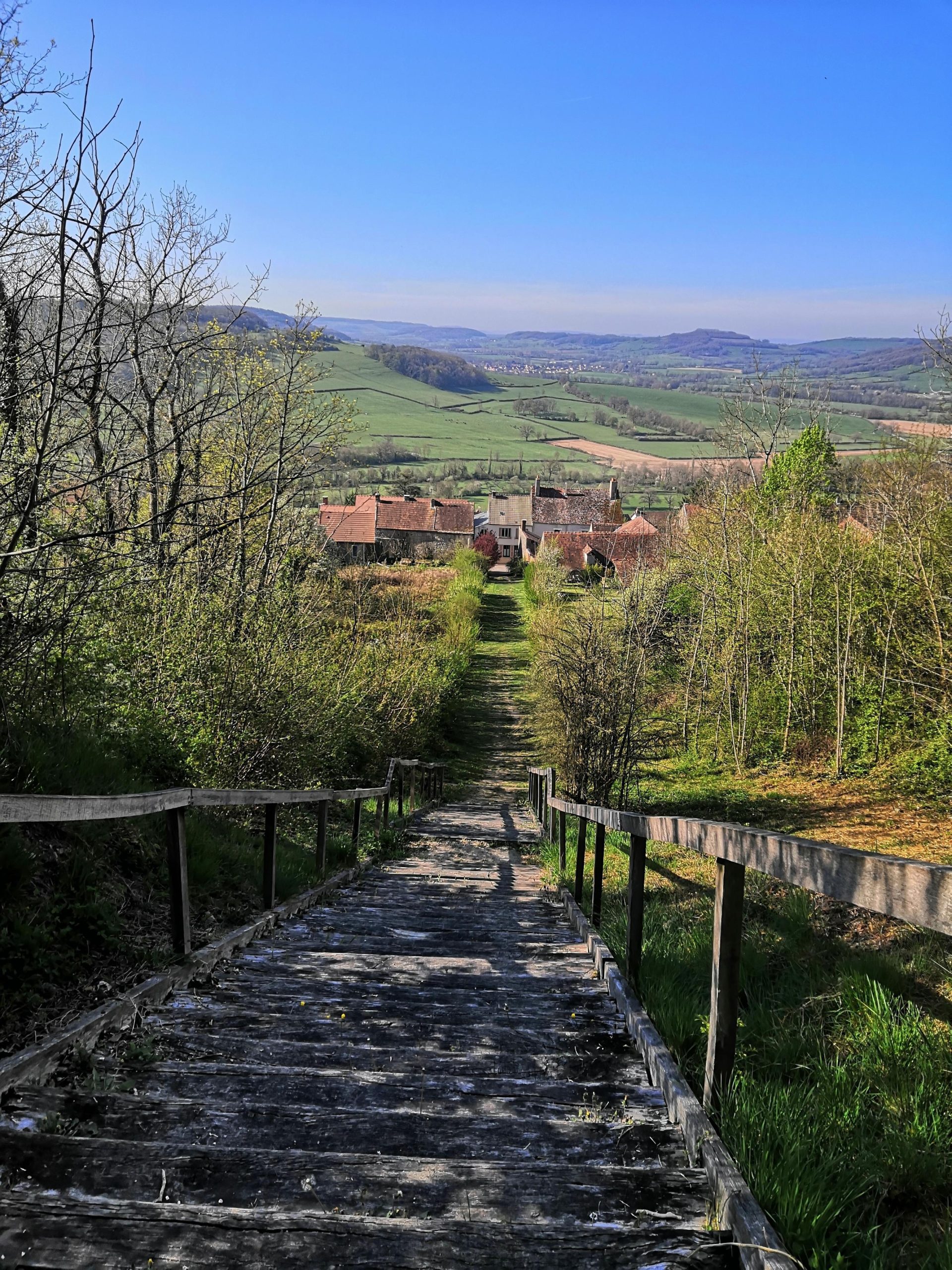 passage à escaliers avec vue sur paysage de Bourgogne