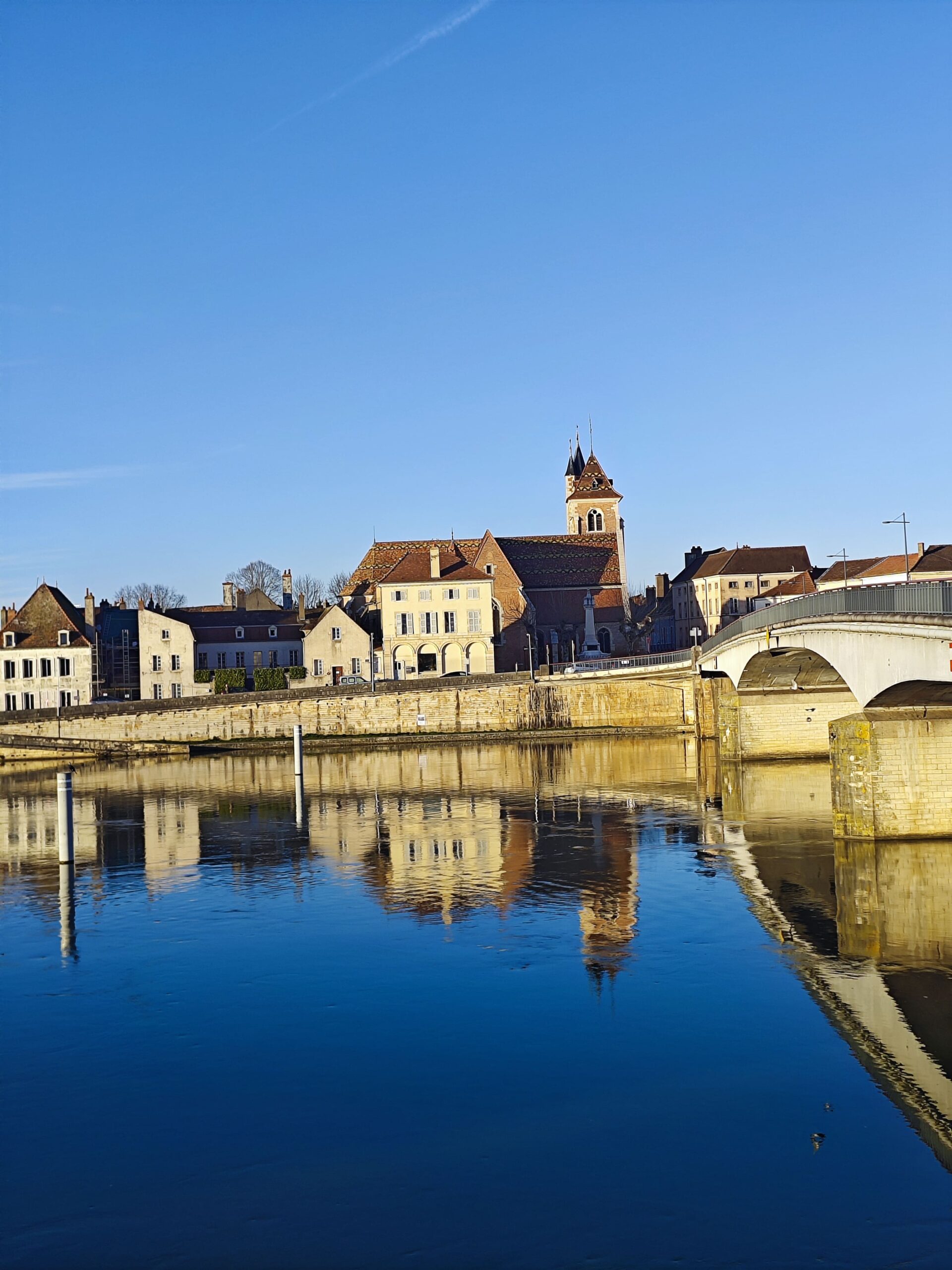 vue sur Saint Jean de Losne sur la voie bleue, itinéraire vélo de Bourgogne-Franche-Comté